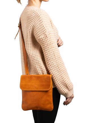 Borsa a tracolla in pelle marrone con chiusura a pattina, forma rettangolare, texture liscia e una lunga tracolla.