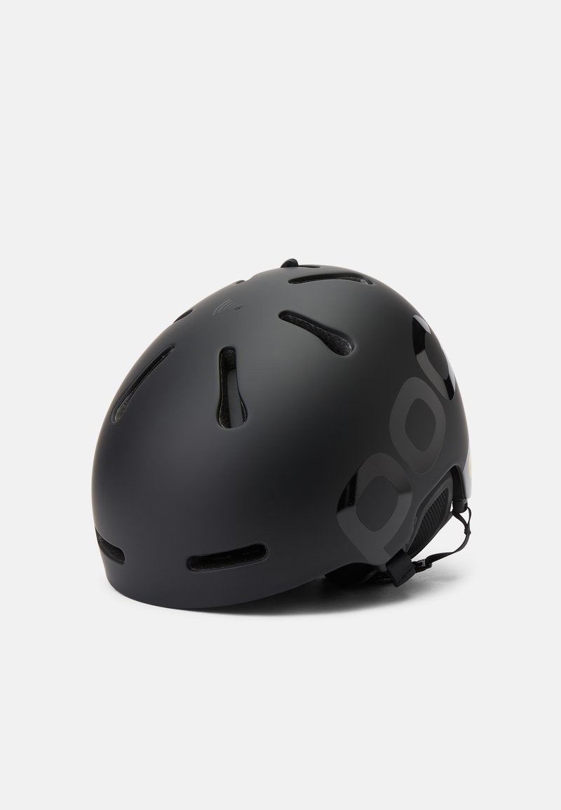 Fekete sisak szellőzőnyílásokkal és állítható állszíjjal. Simább, matt felület és oldalsó márkajelzés jellemzi. Könnyű kialakítás a kényelem érdekében.