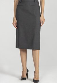 Szara spódnica ołówkowa wykonana z fakturowanej tkaniny, charakteryzująca się dopasowanym krojem, dwiema bocznymi kieszeniami i długością do kolan. Zestawiona z czarnymi szpilkami.
