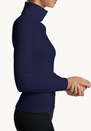 Marineblauw shirt met lange mouwen en col, met een aansluitend ontwerp en een gladde textuur. Heeft een hoge kraag en naadloze manchetten, gedragen met zwarte broek.