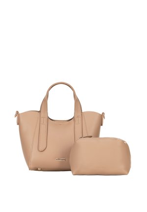 Beigetöne Handtasche mit zwei Griffen und einer passenden Reißverschlusstasche vorne auf weißem Hintergrund platziert.