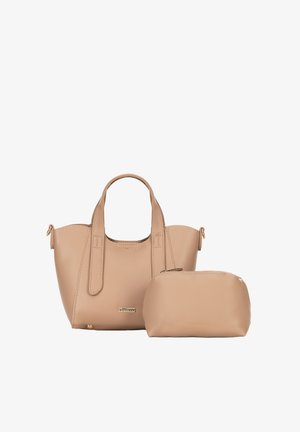 Sac à main beige avec deux poignées et une pochette assortie zippée placée devant sur un fond blanc.