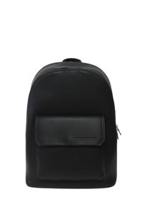 Mochila negra hecha de cuero sintético texturizado, con forma redondeada, bolsillo frontal y acento de marca. Cierre de cremallera en la parte superior.