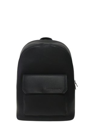 Zaino nero in finta pelle testurizzata, con forma arrotondata, tasca frontale e accento con marchio. Chiusura con zip nella parte superiore.