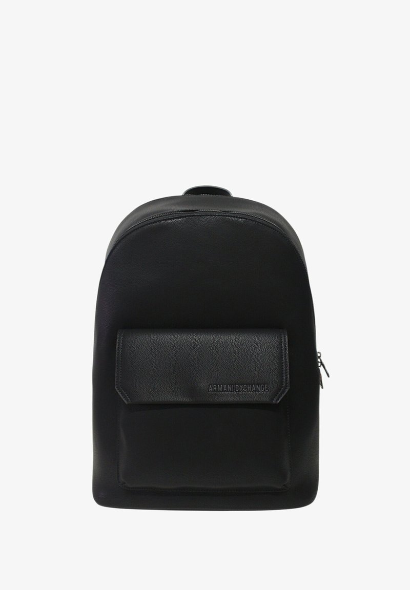 Zaino nero in finta pelle testurizzata, con forma arrotondata, tasca frontale e accento con marchio. Chiusura con zip nella parte superiore.