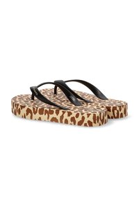 Chanclas con un estampado de leopardo en marrón claro y beis, con correas de goma negra y una suela texturizada.