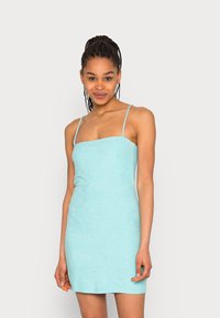 Vestido azul claro, ajustado, com alças finas e decote quadrado, feito de um tecido macio, terminando acima do joelho.