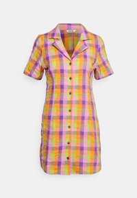 Vestido de mangas curtas com um padrão xadrez multicolorido com tons de laranja, rosa, verde e roxo, com fecho à frente por botões e colarinho.