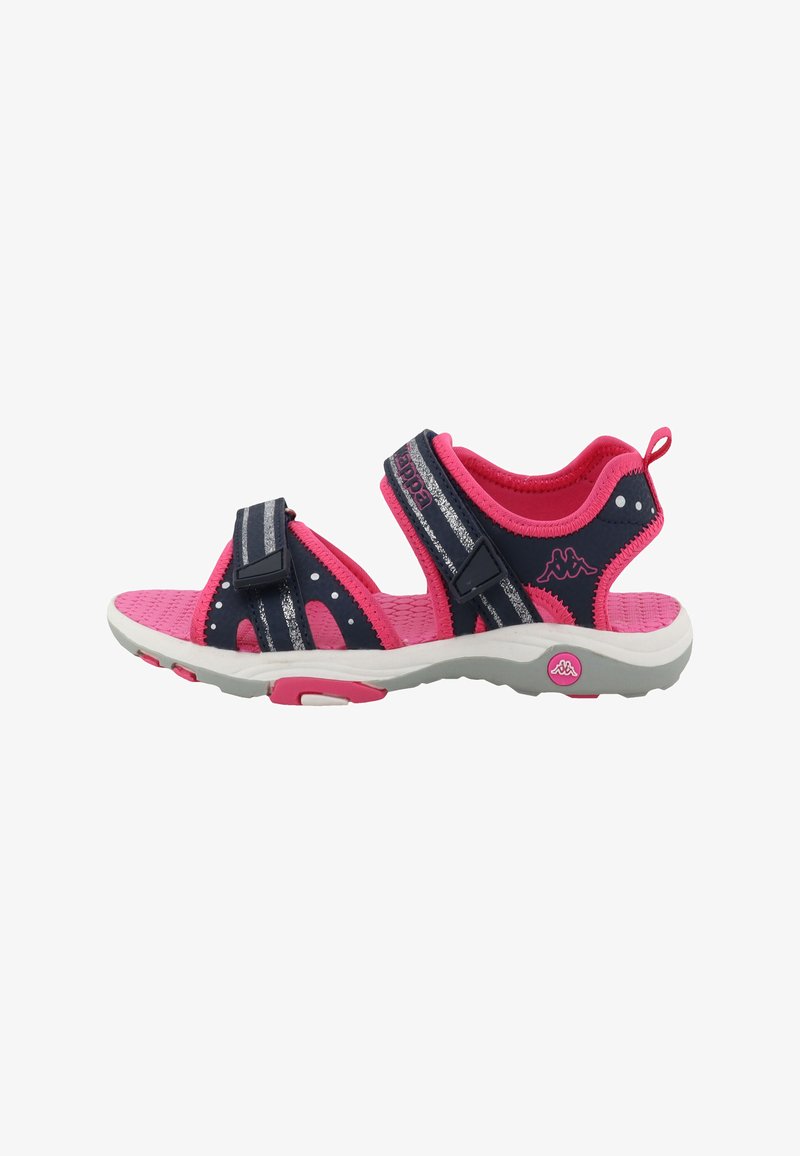 Sandale de sport pour enfants rose et marine avec des sangles réglables, une semelle texturée et le logo de la marque sur le côté et la semelle.