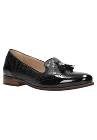 Zwarte patenten leren schoenen met een krokodillenstructuur, franjes accent en een lage houten hak. Ronde neus en decoratieve brogue-details.