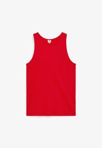 Camiseta sin mangas roja con cuello redondo, textura de tela acanalada y una pequeña etiqueta blanca de talla en el cuello.