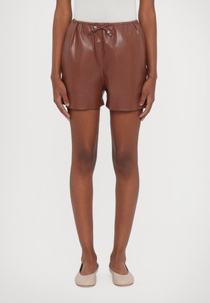 Bruine faux leren shorts met een elastische tailleband en trekkoord, met een gladde textuur en een ontspannen, korte zoom.