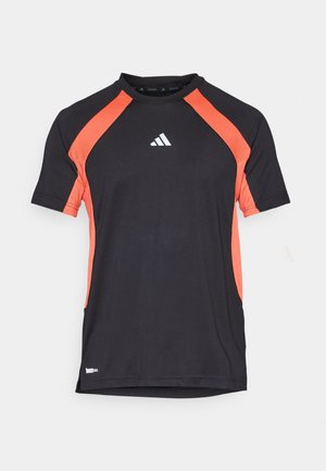 Μαύρο αθλητικό t-shirt με κοντά μανίκια, πορτοκαλί πλαϊνές πλάκες και λευκό λογότυπο Adidas μπροστά. Λείο ύφασμα, σχέδιο με στρογγυλή λαιμόκοψη.