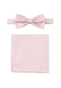 Rosa Fliege mit strukturiertem Muster und verstellbarem Band, kombiniert mit einem passenden Einstecktuch in derselben Farbe und Textur.