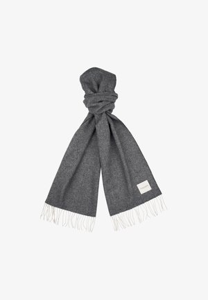 Sciarpa di lana grigia con una texture morbida, caratterizzata da un design attorcigliato e frange bianche sui lati. Etichetta cucita su un lato.