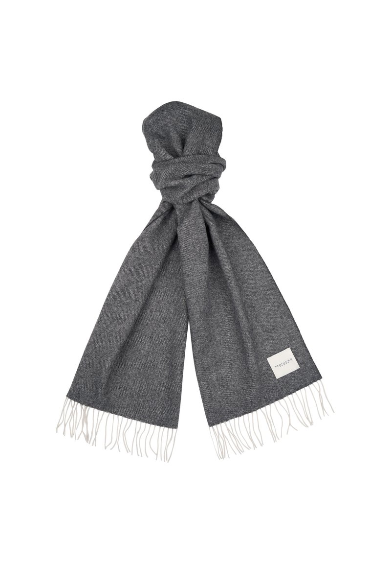 Grå uldscarf med en blød tekstur, der har et snoet design og hvide frynser i enderne. Etiketten er syet på den ene side.