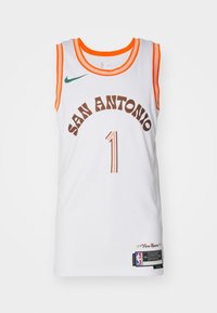 Camiseta de baloncesto blanca con ribetes naranja, que presenta "SAN ANTONIO" en letras marrones, el número "1" en marrón claro y el logo de Nike.