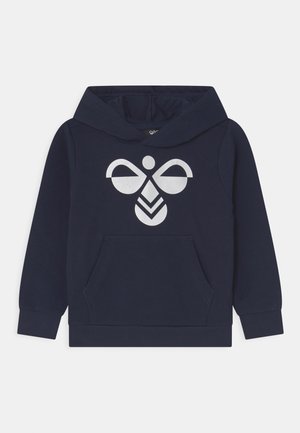 Marineblauwe hoodie met een groot wit grafisch ontwerp op de voorkant, een kangoeroezak en ribgebreide manchetten en onderkant. Gemaakt van zachte stof.
