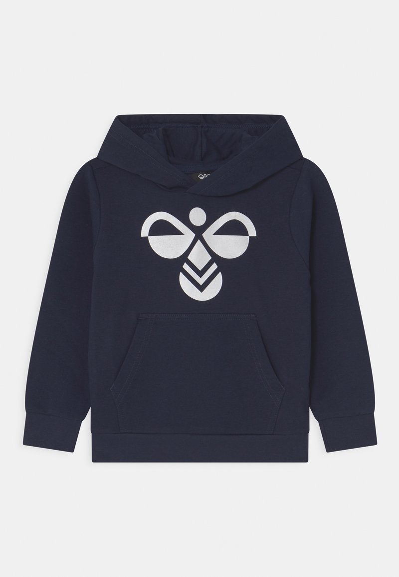 Marineblauwe hoodie met een groot wit grafisch ontwerp op de voorkant, een kangoeroezak en ribgebreide manchetten en onderkant. Gemaakt van zachte stof.