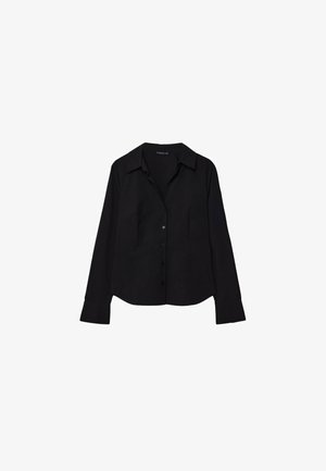 Maglietta nera a maniche lunghe realizzata in tessuto morbido, con chiusura a bottoni, colletto classico e orlo curvo.