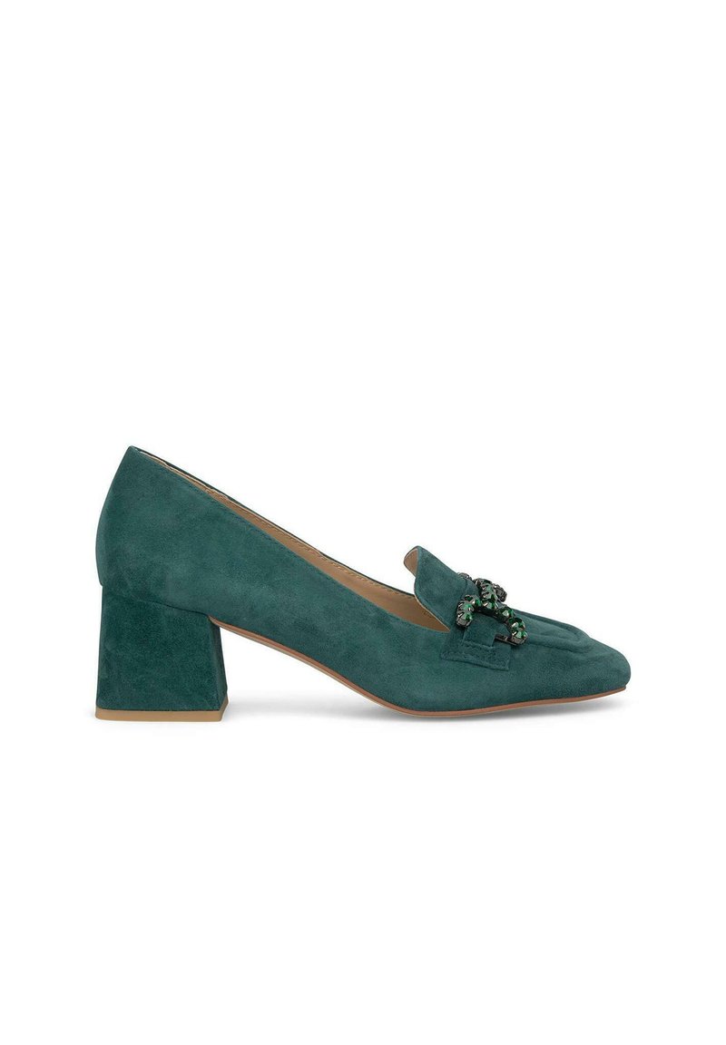 Zielone zamszowe buty na słupku z okrągłym noskiem i dekoracyjnymi koralikami na cholewce. Gładka tekstura i nowoczesny design.