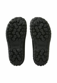 Czarne gumowe podeszwy butów z teksturowanym wzorem sześciokątów oraz wytrzymałym bieżnikiem zapewniającym przyczepność. Na powierzchni wytłoczona nazwa marki "Reima".