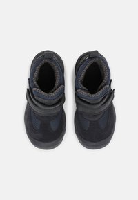 Botas para niños en azul y negro, hechas de malla y gamuza. Presentan dos tiras de Velcro negras y una suela de goma. Forro interior suave.