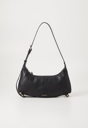 Schwarze Ledertasche in Halbmondform mit verstellbarem Schulterriemen und goldfarbenen Beschlägen, Coccinelle-Logo-Plakette vorne.
