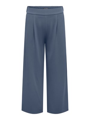 Niebieskie spodnie o szerokich nogawkach, z wysokim stanem i luźnym fasonem, z delikatnymi plisami z przodu, bez widocznych kieszeni i zapięć.
