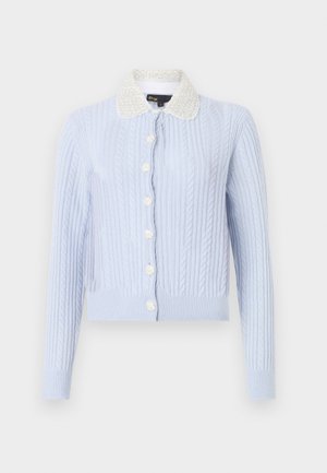 Cardigan en tricot bleu clair avec un ourlet côtelé, doté d'un col orné de perles et de six boutons décoratifs sur le devant.