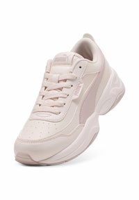 Sneaker rosa chiaro con tomaia in pelle, punta arrotondata, colletto imbottito e accenti testurizzati. Caratterizzato da lacci sottili e un logo discreto sulla linguetta.