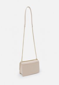 Borsa a spalla beige con design strutturato, caratterizzata da una texture liscia, tracolla in catena dorata e forma piatta e rettangolare.