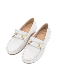 Weiße Lederloafer mit strukturiertem Finish, goldfarbigen Akzenten und gesteppten Details. Flache Sohle mit glattem Innenfutter.