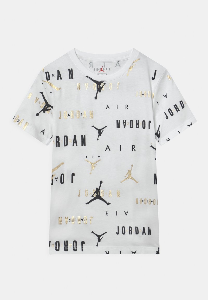 Vit kortärmad t-shirt med svart och metallisk guld "JORDAN" text och logotyp tryckt i olika orienteringar över tyget.