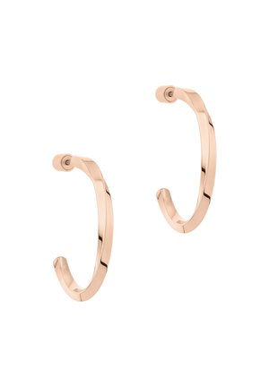 Roze gouden oorringen met een glad, gebogen ontwerp. Heeft een glanzende afwerking en een subtiele, geometrische textuur langs de randen.