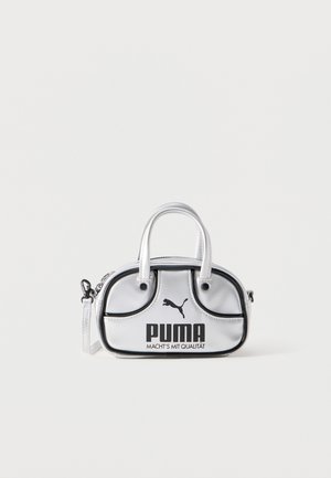 Geantă mică argintie Puma cu finisaje negre, mânere duble, curea de umăr detașabilă și logo Puma cu slogan pe față.