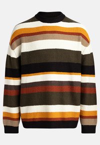 Pull en maille avec des rayures horizontales noires, olive, blanches, orange, marron et taupe. Texture côtelée avec un col rond.