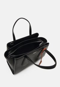 Svart läder tote-väska med två handtag, öppen topp och en dragkedjeficka. Har en accent i brunt läder och ett präglat logo på sidan.