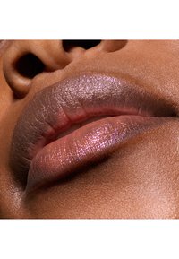 Glänzende Lippen in gedämpften Rosa- und Brauntönen, mit einer glatten Textur und subtilen Schimmer, die den natürlichen Hautton darunter betonen.