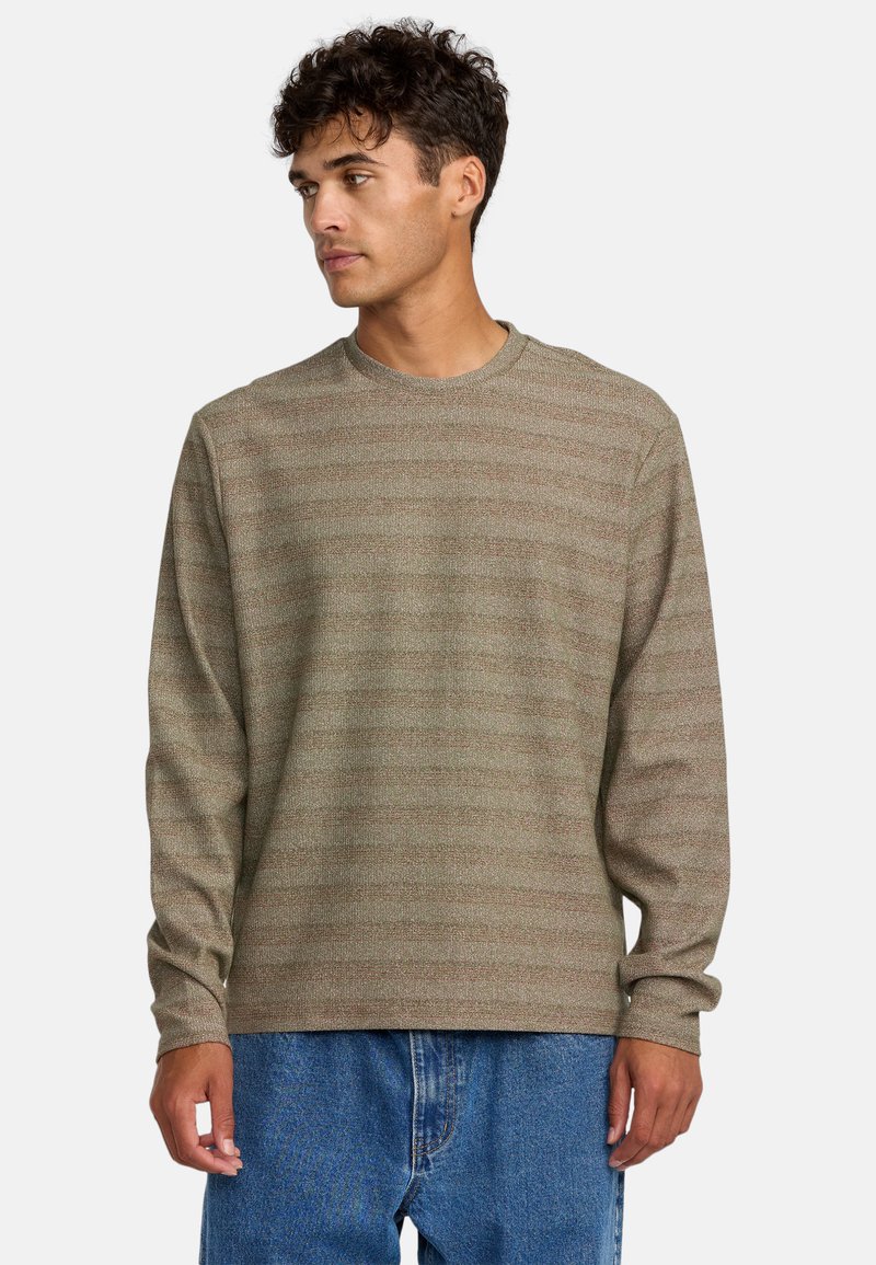 Langarm-Crewneck-Shirt aus strukturiertem Stoff in Olivgrün mit dezentem horizontalem Streifenmuster. Lässige Passform, minimale Details.