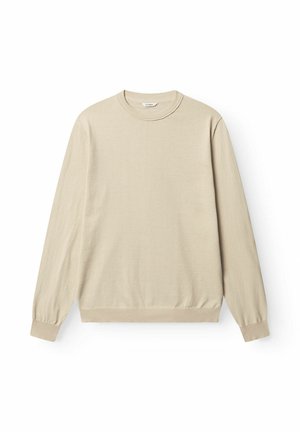 Beige lange mouws sweater met ronde hals, geribbelde boorden en zoom, plat gelegd op een witte achtergrond.