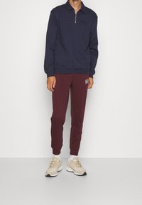 GAP Trainingsbroek - red