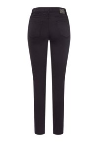 Zwarte denim jeans met een aansluitend ontwerp, rechte pijpen, vijf zakken en een merklabel op de achterkant. Gladde textuur met minimale stikdetails.