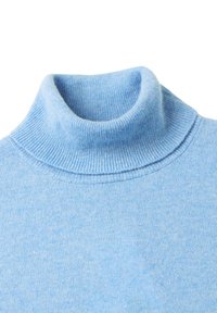 Hellblaue gerippte Strick-Turtleneck-Kragen auf einem weichen Wollpullover, der Textur und Nähdetails zeigt.
