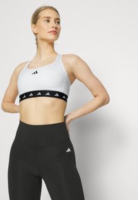 adidas Performance POWERREACT MEDIUM-SUPPORT TECHFIT - Αθλητικό σουτιέν μεσαίας στήριξης - white/black