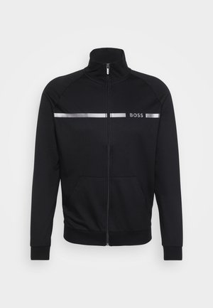 Schwarzer Reißverschluss-Pullover aus glattem Strickstoff. Mit hohem Kragen, gerippten Bündchen und silbernen horizontalen Streifen mit "BOSS"-Logo auf der Vorderseite.