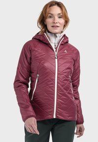 Bordeauxrote isolierte Jacke mit Kapuze, diagonal gestepptem Design, weißen Reißverschlussakzenten und seitlichen Reißverschlusstaschen.