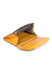 Gelbes Lederportemonnaie mit mehreren Kartensteckfächern, einem Reißverschlussfach und einem Druckknopfverschluss. Das Innere zeichnet sich durch eine glatte Textur und ein minimalistisches Design aus.