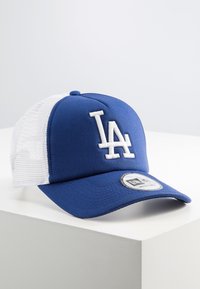 Cappellino da baseball blu con retro in rete bianca, caratterizzato da un logo ricamato "LA" sul frontale e un patch circolare del brand sul lato.