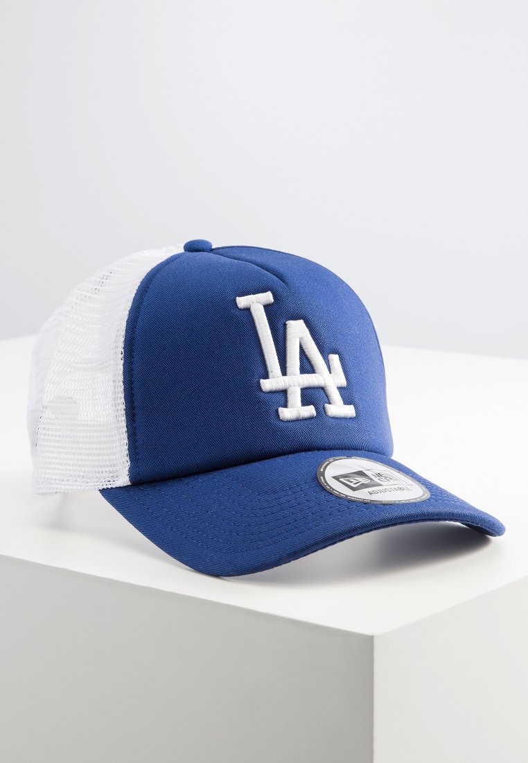 Cappellino da baseball blu con retro in rete bianca, caratterizzato da un logo ricamato "LA" sul frontale e un patch circolare del brand sul lato.